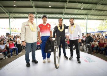 Eduardo Ramírez entrega bicicletas y mochilas a estudiantes de Tuxtla Gutiérrez