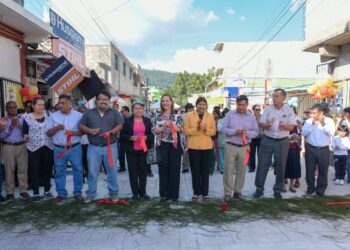 Inauguran rehabilitación de drenaje y pavimentación de la calle General Zaragoza en la 5 de Mayo