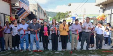 Inauguran rehabilitación de drenaje y pavimentación de la calle General Zaragoza en la 5 de Mayo