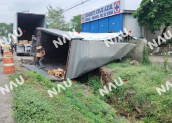 Volcadura de remolque en pensión de tráileres deja solo daños materiales en Tapachula