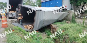 Volcadura de remolque en pensión de tráileres deja solo daños materiales en Tapachula