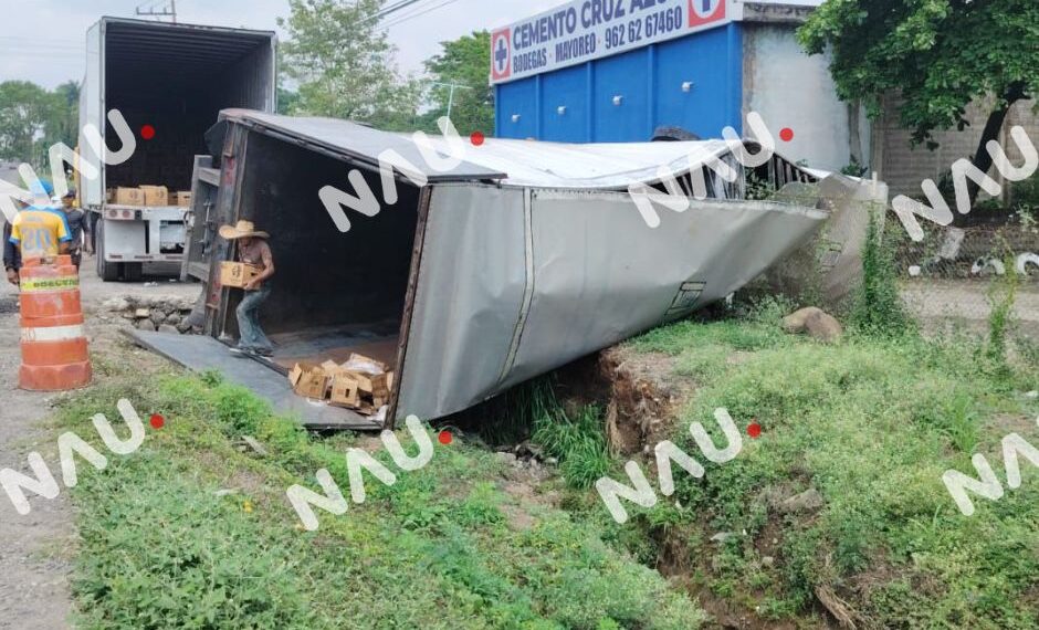 Volcadura de remolque en pensión de tráileres deja solo daños materiales en Tapachula