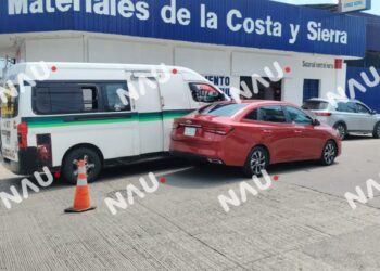 Choque entre colectivo y automóvil en pleno centro de Tapachula deja solo daños materiales
