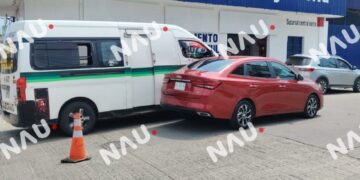 Choque entre colectivo y automóvil en pleno centro de Tapachula deja solo daños materiales