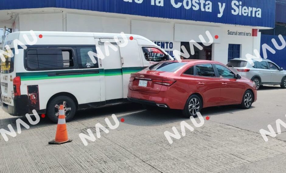 Choque entre colectivo y automóvil en pleno centro de Tapachula deja solo daños materiales