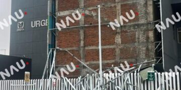 Fuertes vientos derriban estructura en fachada del Hospital Nuevo Frontera