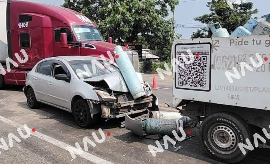 Choque entre patrulla, tráiler y camioneta deja tres heridos en la carretera Tapachula–Puerto Madero
