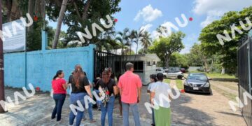 Padres de familia protestan en la Preparatoria 2 de Tapachula por cobro de 650 pesos