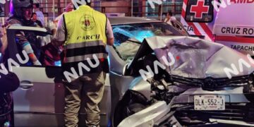 Conductor es asegurado tras chocar contra poste en la colonia 5 de Febrero