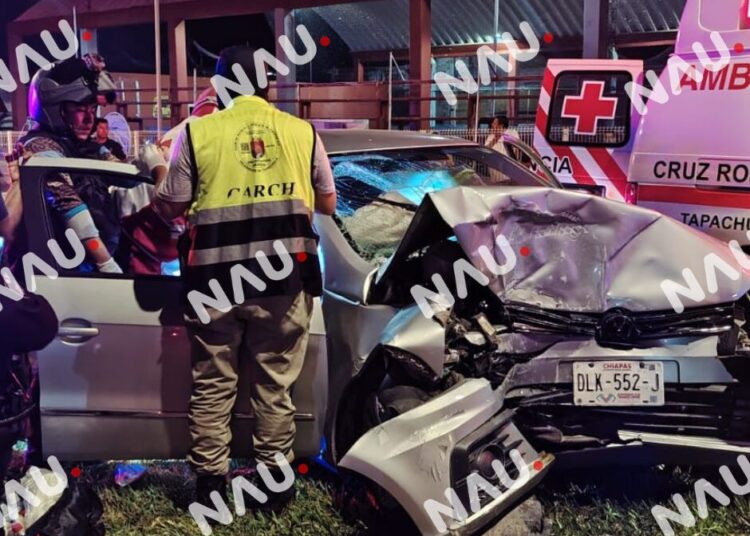 Conductor es asegurado tras chocar contra poste en la colonia 5 de Febrero