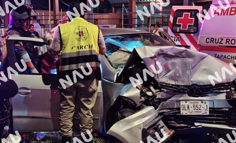Conductor es asegurado tras chocar contra poste en la colonia 5 de Febrero