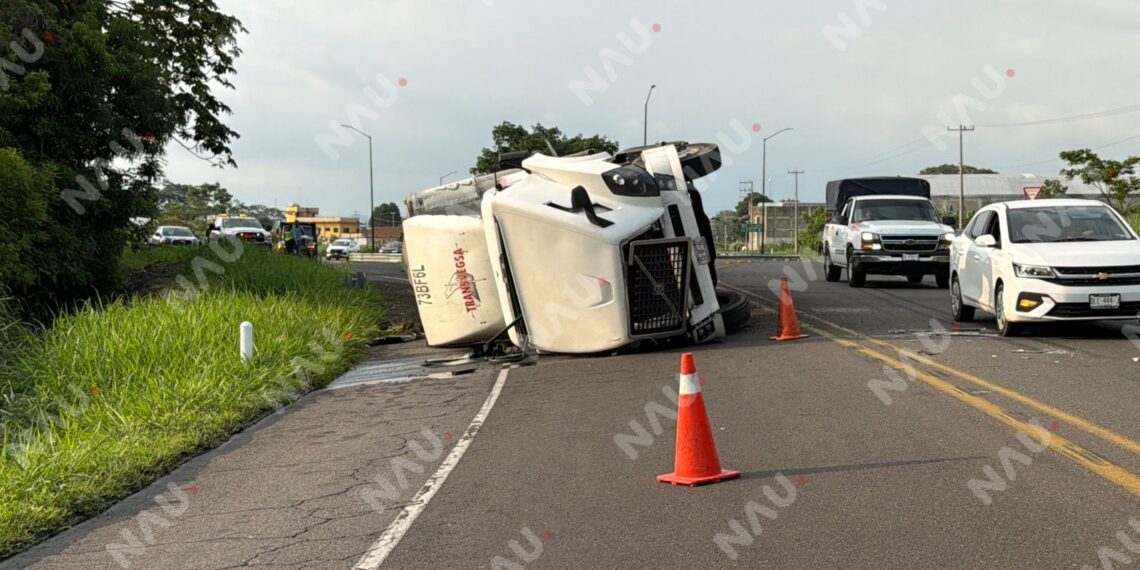 Vuelca tráiler con caja refrigerada en el libramiento Sur-Oriente de Tuxtla Chico