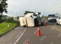 Vuelca tráiler con caja refrigerada en el libramiento Sur-Oriente de Tuxtla Chico