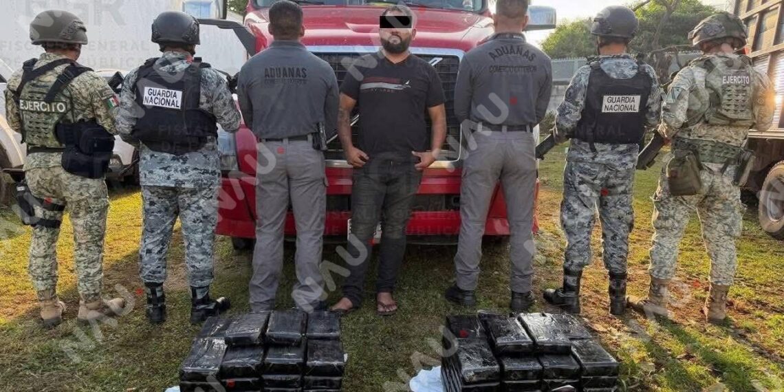 Ejército mexicano, Guardia Nacional y personal en apoyo de la Guardia Nacional de la aduana, aseguran tráiler con 100 paquetes de cocaína en Huixtla; un detenido