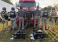 Ejército mexicano, Guardia Nacional y personal en apoyo de la Guardia Nacional de la aduana, aseguran tráiler con 100 paquetes de cocaína en Huixtla; un detenido