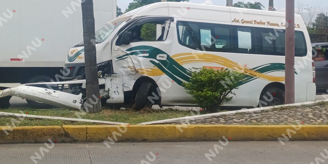 Combi de la ruta Tapachula–Huixtla se impacta contra camellón; reportan tres lesionados