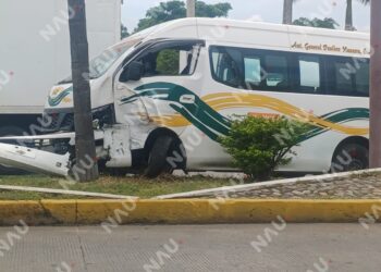 Combi de la ruta Tapachula–Huixtla se impacta contra camellón; reportan tres lesionados