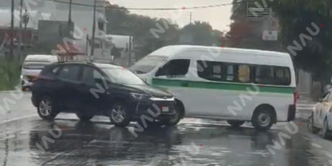 Choque entre colectivo y camioneta deja daños materiales en la carretera Tapachula–Puerto Madero