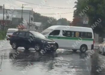 Choque entre colectivo y camioneta deja daños materiales en la carretera Tapachula–Puerto Madero
