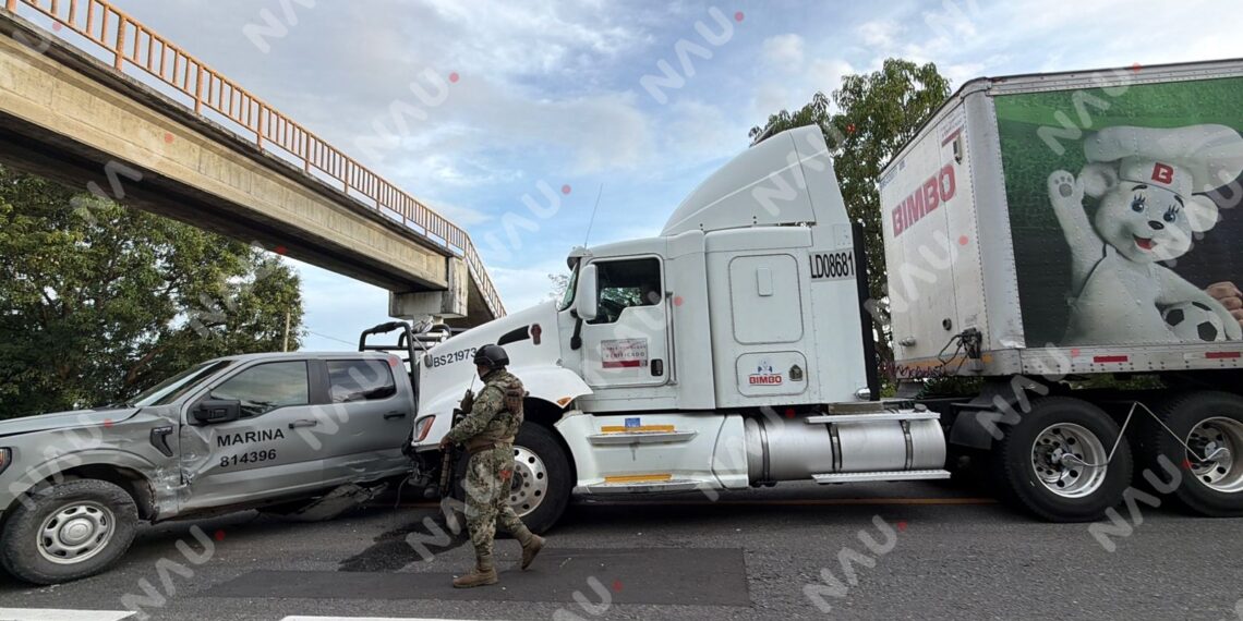Choque entre tráiler de carga y vehículo de la Marina deja daños materiales en Mapastepec