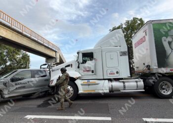 Choque entre tráiler de carga y vehículo de la Marina deja daños materiales en Mapastepec