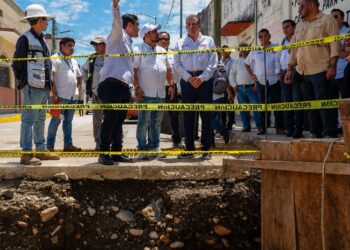 Yamil Melgar supervisa obra pluvial en su fase final para prevenir encharcamientos en el centro de Tapachula