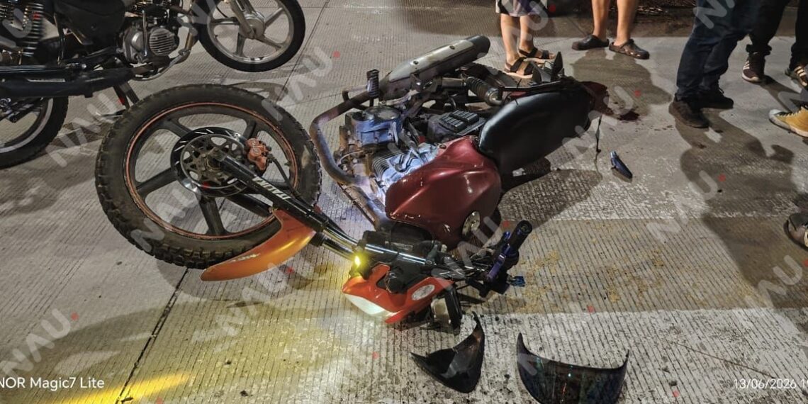 Motociclista sufre lesiones tras accidente con camioneta en céntrica vialidad de Tapachula
