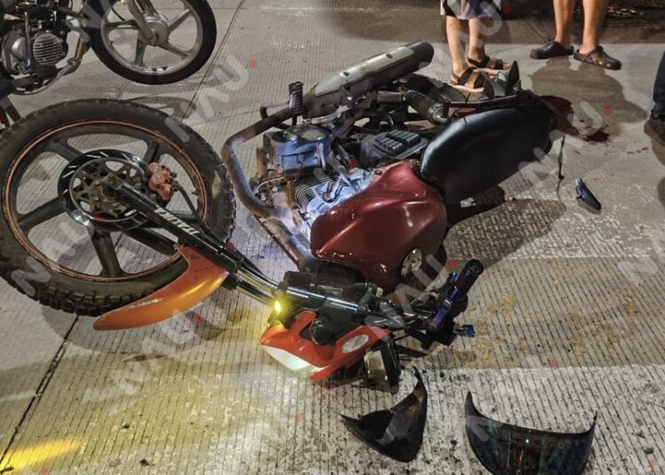Motociclista sufre lesiones tras accidente con camioneta en céntrica vialidad de Tapachula
