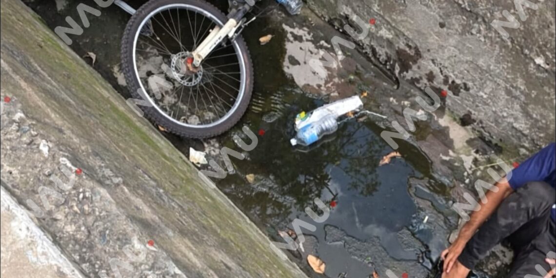 Joven cae con todo y bicicleta a dren pluvial en Tapachula