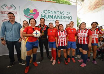 Eduardo Ramírez acerca programas y servicios a familias mediante las Jornadas del Humanismo