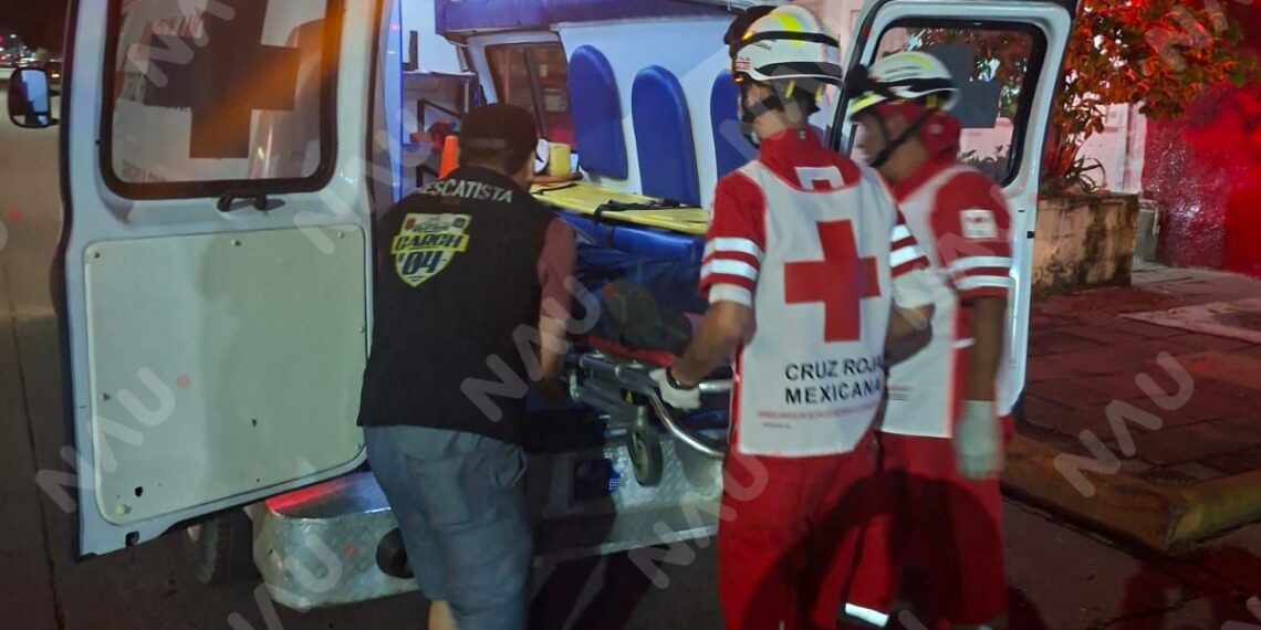 Dos motociclistas resultan heridos tras accidente en peligroso crucero de Tapachula; presunto responsable escapa