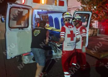 Dos motociclistas resultan heridos tras accidente en peligroso crucero de Tapachula; presunto responsable escapa