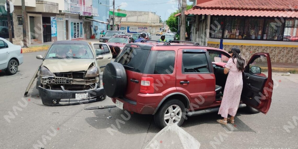 Choque en la 6ª Sur y 12ª Poniente deja solo daños materiales; no hay lesionados