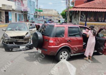 Choque en la 6ª Sur y 12ª Poniente deja solo daños materiales; no hay lesionados