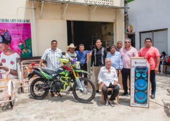 Entrega Elmer de Jesús premios a ganadores de la dinámica “Papá es mi Héroe”