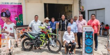Entrega Elmer de Jesús premios a ganadores de la dinámica “Papá es mi Héroe”