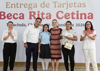 En Tapachula, presidenta Claudia Sheinbaum entrega tarjetas de la Beca Rita Cetina