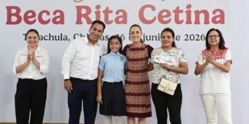 En Tapachula, presidenta Claudia Sheinbaum entrega tarjetas de la Beca Rita Cetina