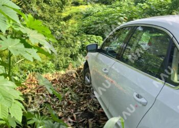 Conductor es localizado fuera de su vehículo cuando estaba a punto de caer a un barranco en la colonia Nuevo Milenio