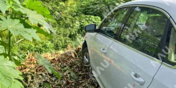 Conductor es localizado fuera de su vehículo cuando estaba a punto de caer a un barranco en la colonia Nuevo Milenio