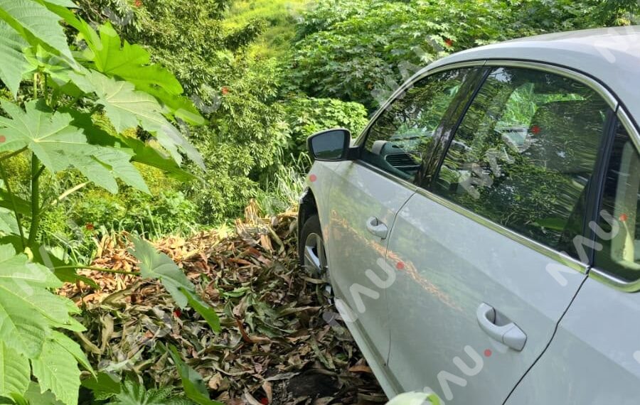 Conductor es localizado fuera de su vehículo cuando estaba a punto de caer a un barranco en la colonia Nuevo Milenio