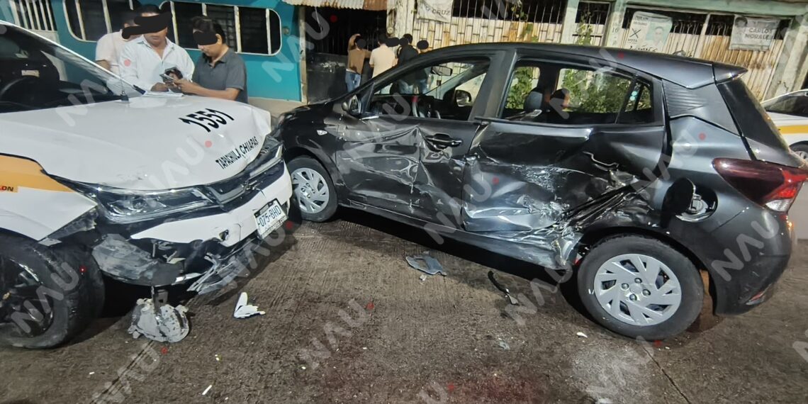 Choque entre taxi y automóvil particular deja cuantiosos daños materiales en Tapachula