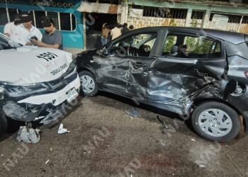 Choque entre taxi y automóvil particular deja cuantiosos daños materiales en Tapachula