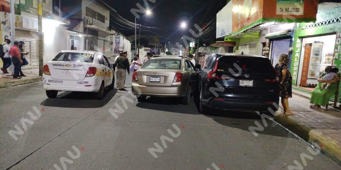 Automóvil provoca choque múltiple y deja daños materiales en el centro de Tapachula