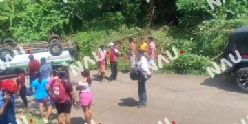 🚨 Volcadura de combi deja 12 lesionados en Tuxtla Chico