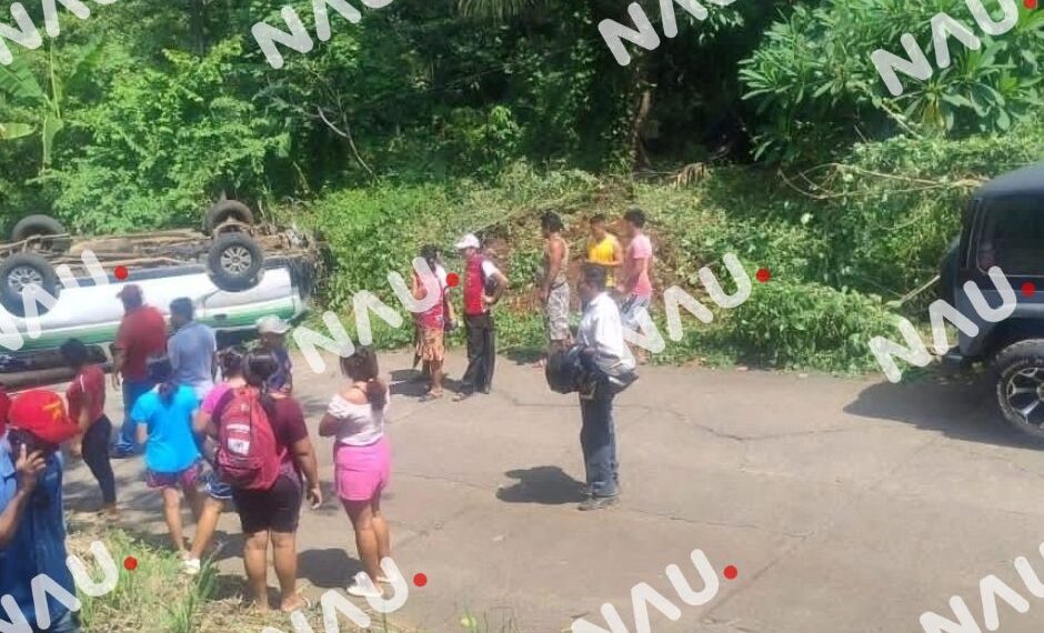 🚨 Volcadura de combi deja 12 lesionados en Tuxtla Chico