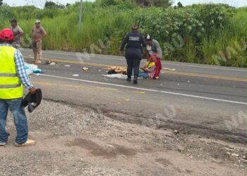 Mujer resulta lesionada tras choque entre mototriciclo y automóvil en el Libramiento Sur Oriente de Tapachula