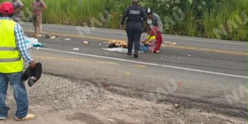 Mujer resulta lesionada tras choque entre mototriciclo y automóvil en el Libramiento Sur Oriente de Tapachula