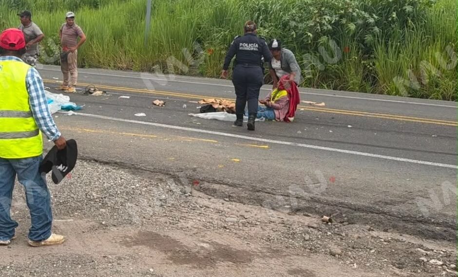 Mujer resulta lesionada tras choque entre mototriciclo y automóvil en el Libramiento Sur Oriente de Tapachula