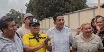 Elmer Vázquez atiende problemática eléctrica en la colonia San Juan y gestiona soluciones ante la CFE